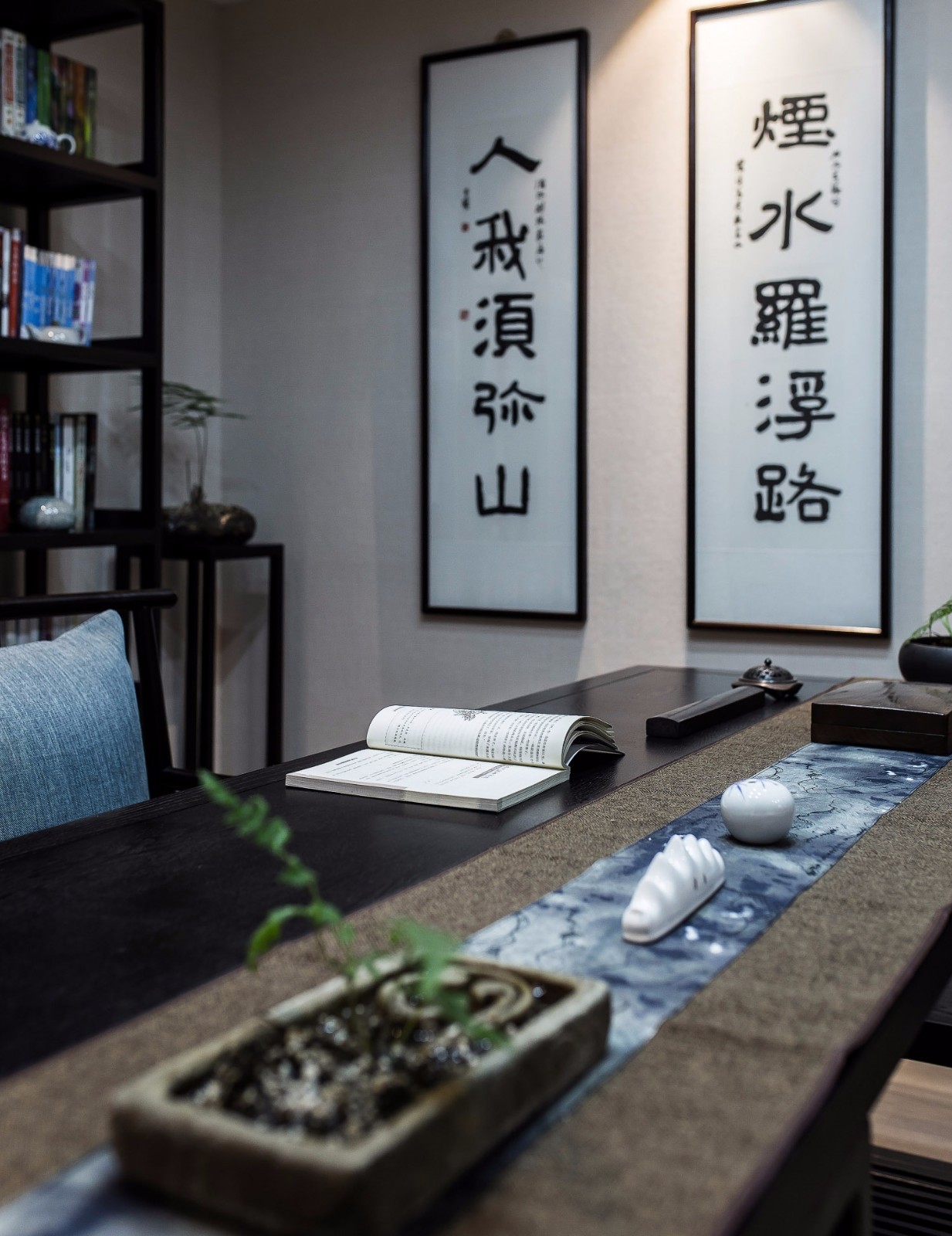 新中式风格家装设计室内装修效果图-书房书桌
